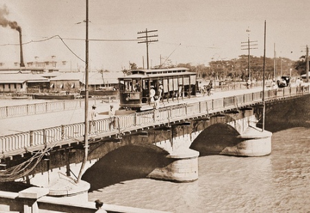 An pic of a bridge crossing Pasig River